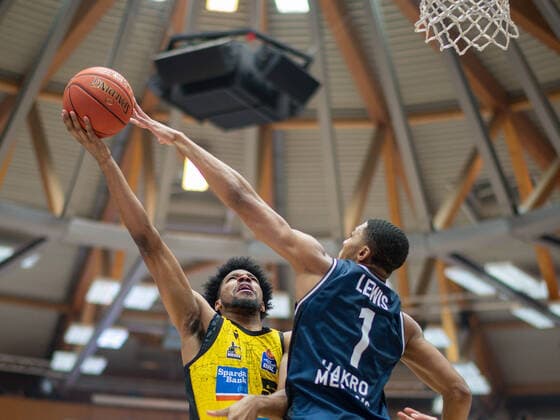Justin Simon MHP Riesen Ludwigsburg, 05 , Jaren Lewis Harko Merlins Crailsheim, 01 , GER, Hakro Merlins Crailsheim vs MHP Riesen Ludwigsburg, Basketball, Bundesliga, easycredit, 10 Spieltag, Spielzeit 2021 2022, 11 12 2021, GER, Hakro Merlins Crailsheim vs MHP Riesen Ludwigsburg, Basketball, Bundesliga, easycredit, 10 Spieltag, Spielzeit 2021 2022, 11 12 2021 Ludwigsburg Copyright: xEibner-Pressefoto SaschaxWaltherx EP_EER