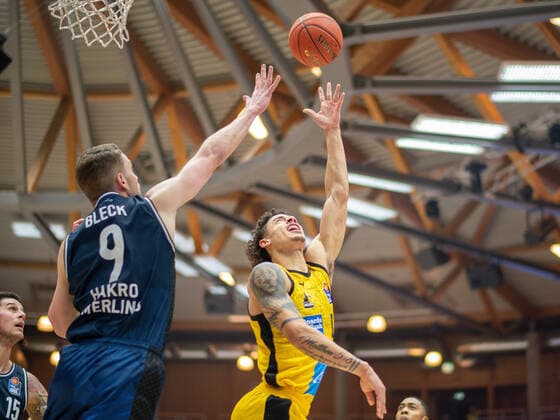 Fabian Bleck Harko Merlins Crailsheim, 09 , Jonah Radebaugh MHP Riesen Ludwigsburg, 12 , GER, Hakro Merlins Crailsheim vs MHP Riesen Ludwigsburg, Basketball, Bundesliga, easycredit, 10 Spieltag, Spielzeit 2021 2022, 11 12 2021, GER, Hakro Merlins Crailsheim vs MHP Riesen Ludwigsburg, Basketball, Bundesliga, easycredit, 10 Spieltag, Spielzeit 2021 2022, 11 12 2021 Ludwigsburg Copyright: xEibner-Pressefoto SaschaxWaltherx EP_EER