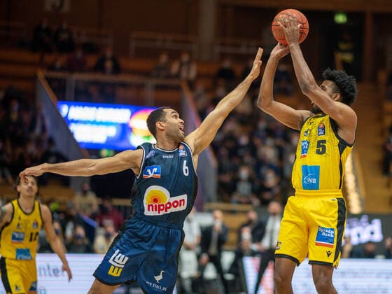 Elias Lasisi Harko Merlins Crailsheim, 06 , Justin Simon MHP Riesen Ludwigsburg, 05 , GER, Hakro Merlins Crailsheim vs MHP Riesen Ludwigsburg, Basketball, Bundesliga, easycredit, 10 Spieltag, Spielzeit 2021 2022, 11 12 2021, GER, Hakro Merlins Crailsheim vs MHP Riesen Ludwigsburg, Basketball, Bundesliga, easycredit, 10 Spieltag, Spielzeit 2021 2022, 11 12 2021 Ludwigsburg Copyright: xEibner-Pressefoto SaschaxWaltherx EP_EER