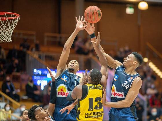 Jaren Lewis Harko Merlins Crailsheim, 01 , Yorman Polas Bartolo MHP Riesen Ludwigsburg, 13 , Richmond Aririguzoh Harko Merlins Crailsheim, 34 , GER, Hakro Merlins Crailsheim vs MHP Riesen Ludwigsburg, Basketball, Bundesliga, easycredit, 10 match day, season 2021 2022, 11 12 2021, GER, Hakro Merlins Crailsheim vs MHP Riesen Ludwigsburg, basketball, Bundesliga, easycredit, 10 match day, season 2021 2022, 11 12 2021 Ludwigsburg. Copyright: xEibner-Pressefoto SaschaxWaltherx EP_EER