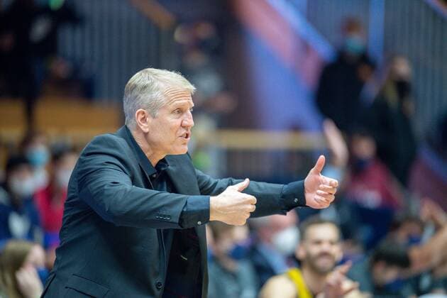 John Patrick MHP Riesen Ludwigsburg, Head Coach , GER, Hakro Merlins Crailsheim vs MHP Riesen Ludwigsburg, Basketball, Bundesliga, easycredit, 10 Spieltag, Spielzeit 2021 2022, 11 12 2021, GER, Hakro Merlins Crailsheim vs MHP Riesen Ludwigsburg, Basketball, Bundesliga, easycredit, 10 Spieltag, Spielzeit 2021 2022, 11 12 2021 Ludwigsburg Copyright: xEibner-Pressefoto SaschaxWaltherx EP_EER