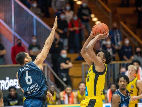 Elias Lasisi Harko Merlins Crailsheim, 06 , James Woodard MHP Riesen Ludwigsburg, 08 , GER, Hakro Merlins Crailsheim vs MHP Riesen Ludwigsburg, Basketball, Bundesliga, easycredit, 10 Spieltag, Spielzeit 2021 2022, 11 12 2021, GER, Hakro Merlins Crailsheim vs MHP Riesen Ludwigsburg, Basketball, Bundesliga, easycredit, 10 Spieltag, Spielzeit 2021 2022, 11 12 2021 Ludwigsburg Copyright: xEibner-Pressefoto SaschaxWaltherx EP_EER