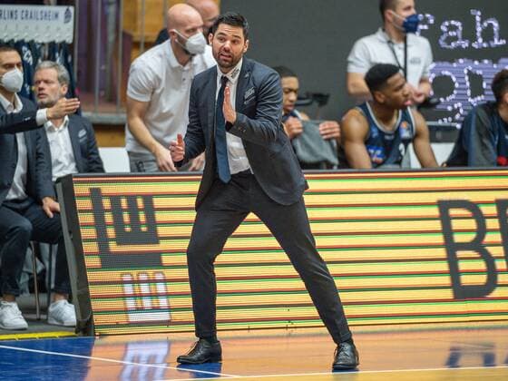 Sebastin Gleim Harko Merlins Crailsheim, Headcoach , GER, Hakro Merlins Crailsheim vs MHP Riesen Ludwigsburg, Basketball, Bundesliga, easycredit, 10 Spieltag, Spielzeit 2021 2022, 11 12 2021, GER, Hakro Merlins Crailsheim vs MHP Riesen Ludwigsburg, Basketball, Bundesliga, easycredit, 10 Spieltag, Spielzeit 2021 2022, 11 12 2021 Ludwigsburg Copyright: xEibner-Pressefoto SaschaxWaltherx EP_EER