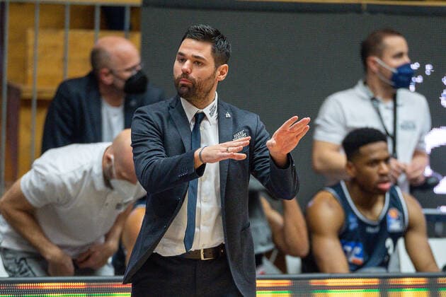 Sebastin Gleim Harko Merlins Crailsheim, Headcoach , GER, Hakro Merlins Crailsheim vs MHP Riesen Ludwigsburg, Basketball, Bundesliga, easycredit, 10 Spieltag, Spielzeit 2021 2022, 11 12 2021, GER, Hakro Merlins Crailsheim vs MHP Riesen Ludwigsburg, Basketball, Bundesliga, easycredit, 10 Spieltag, Spielzeit 2021 2022, 11 12 2021 Ludwigsburg Copyright: xEibner-Pressefoto SaschaxWaltherx EP_EER
