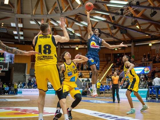 Jonas Wahlfarth Bottermann MHP Riesen Ludwigsburg, 18 , Jonah Radebaugh MHP Riesen Ludwigsburg, 12 , Terrell Harris Harko Merlins Crailsheim, 08 , GER, Hakro Merlins Crailsheim vs MHP Riesen Ludwigsburg, Basketball, Bundesliga, easycredit, 10 matchday, season 2021 2022, 11 12 2021, GER, Hakro Merlins Crailsheim vs MHP Riesen Ludwigsburg, Basketball, Bundesliga, easycredit, 10 matchday, season 2021 2022, 11 12 2021 Ludwigsburg Copyright: xEibner-Pressefoto SaschaxWaltherx EP_EER