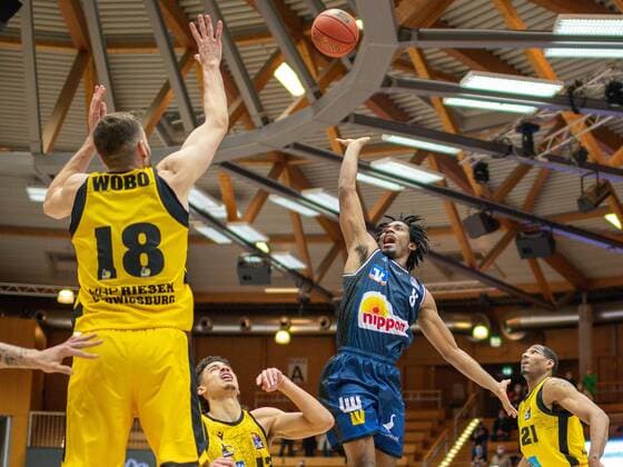 Jonas Wahlfarth Bottermann MHP Riesen Ludwigsburg, 18 , Jonah Radebaugh MHP Riesen Ludwigsburg, 12 , Terrell Harris Harko Merlins Crailsheim, 08 , GER, Hakro Merlins Crailsheim vs MHP Riesen Ludwigsburg, Basketball, Bundesliga, easycredit, 10 matchday, season 2021 2022, 11 12 2021, GER, Hakro Merlins Crailsheim vs MHP Riesen Ludwigsburg, Basketball, Bundesliga, easycredit, 10 matchday, season 2021 2022, 11 12 2021 Ludwigsburg Copyright: xEibner-Pressefoto SaschaxWaltherx EP_EER