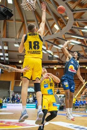 Jonas Wahlfarth Bottermann MHP Riesen Ludwigsburg, 18 , Jonah Radebaugh MHP Riesen Ludwigsburg, 12 , Terrell Harris Harko Merlins Crailsheim, 08 , GER, Hakro Merlins Crailsheim vs MHP Riesen Ludwigsburg, Basketball, Bundesliga, easycredit, 10 matchday, season 2021 2022, 11 12 2021, GER, Hakro Merlins Crailsheim vs MHP Riesen Ludwigsburg, Basketball, Bundesliga, easycredit, 10 matchday, season 2021 2022, 11 12 2021 Ludwigsburg Copyright: xEibner-Pressefoto SaschaxWaltherx EP_EER