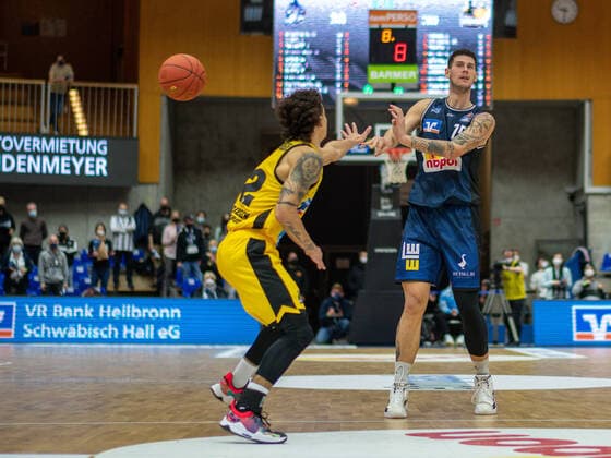 Jonah Radebaugh MHP Riesen Ludwigsburg, 12 , Bogdan Radosavljievic Harko Merlins Crailsheim, 15 , GER, Hakro Merlins Crailsheim vs MHP Riesen Ludwigsburg, basketball, Bundesliga, easycredit, 10 Spieltag, Spielzeit 2021 2022, 11 12 2021, GER, Hakro Merlins Crailsheim vs MHP Riesen Ludwigsburg, basketball, Bundesliga, easycredit, 10 Spieltag, Spielzeit 2021 2022, 11 12 2021 Ludwigsburg Copyright: xEibner-Pressefoto SaschaxWaltherx EP_EER
