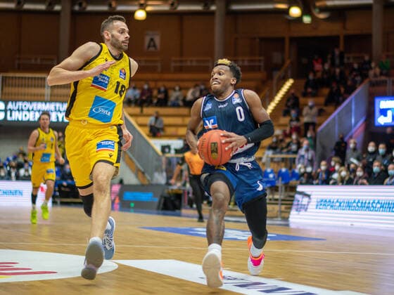 Jonas Wahlfarth Bottermann MHP Riesen Ludwigsburg, 18 , J T Shorts Harko Merlins Crailsheim, 00 , GER, Hakro Merlins Crailsheim vs MHP Riesen Ludwigsburg, Basketball, Bundesliga, easycredit, 10 Spieltag, Spielzeit 2021 2022, 11 12 2021, GER, Hakro Merlins Crailsheim vs MHP Riesen Ludwigsburg, Basketball, Bundesliga, easycredit, 10 Spieltag, Spielzeit 2021 2022, 11 12 2021 Ludwigsburg Copyright: xEibner-Pressefoto SaschaxWaltherx EP_EER
