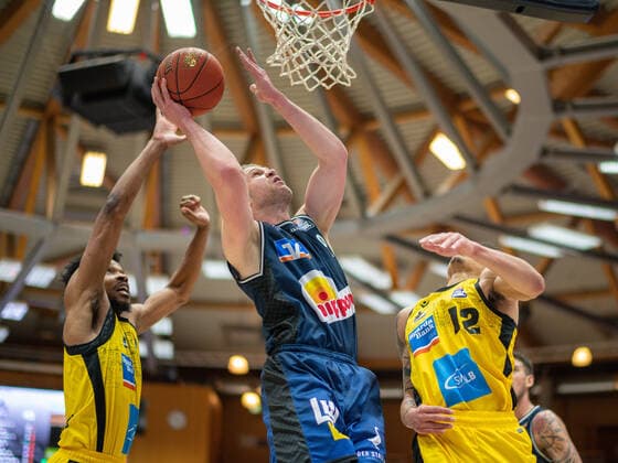Justin Simon MHP Riesen Ludwigsburg, 05 , Fabian Bleck Harko Merlins Crailsheim, 09 , Jonah Radebaugh MHP Riesen Ludwigsburg, 12 , GER, Hakro Merlins Crailsheim vs MHP Riesen Ludwigsburg, Basketball, Bundesliga, easycredit, 10 Spieltag, Spielzeit 2021 2022, 11 12 2021, GER, Hakro Merlins Crailsheim vs MHP Riesen Ludwigsburg, Basketball, Bundesliga, easycredit, 10 Spieltag, Spielzeit 2021 2022, 11 12 2021 Ludwigsburg Copyright: xEibner-Pressefoto SaschaxWaltherx EP_EER