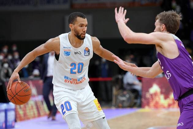 Jamel Morris Mitteldeutscher BC on the ball , Jake Toolson BG Goettingen R , Basketball, Bundesliga, BBL, BG Goettingen Syntainics MBC, 11 12 2021, BG Goettingen Mitteldeutscher BC, Basketball, Bundesliga, GER, BBL, 11 12 2021 Goettingen Copyright: xEibner-Pressefotox-xRolandxSippelx