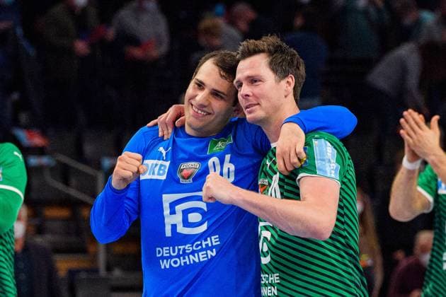 The foxes win joy at v l Dejan Milosavljev 96 foxes, Hans Lindberg 18 foxes, foxes Berlin vs HSV, 12 12 2021, Liqui Moly Handball 1 Bundesliga, season 2021 2022, men, in the Max Schmeling Halle, GER, Berlin, 12 12 2021, 1 BL HBL, foxes Berlin vs HSV Berlin Copyright: xEibner-Pressefoto UwexKochx EP_UKH