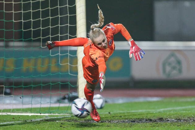 v li Merle Frohms goalkeeper, goalkeeper, Eintracht Frankfurt, 1 can not keep the penalty, penalty kick, parry, the goal to 1 0, hit, highlight, goal, THE DFB DIRECTIVES PROHIBIT ANY USE OF PHOTOGRAPHS AS IMAGE SEQUENCES AND OR QUASI VIDEO , 12 12 2021, Bremen Germany , Football, Flyeralarm Frauen Bundesliga, SV Werder Bremen Eintracht Frankfurt xobx