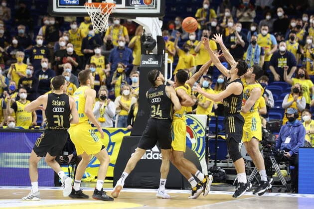 DEU, easyCredit BBL, ALBA vs Bayern Muenchen, 12 12 2021, Mercedes Benz Arena, Berlin, DEU, easyCredit BBL, ALBA vs Bayern Muenchen, in picture Yovel Zoosman ALBA Berlin 50 , Tim Schneider ALBA Berlin 10 , Oscar da Silva ALBA Berlin 1 , Nihad Djedovic FC Bayern Muenchen 14 , Gavin Schilling FC Bayern Muenchen 34 , Zan Mark Sisko FC Bayern Muenchen 31 nordphotoxGmbHx xEngler nph00076