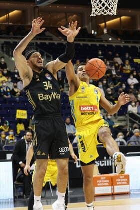 DEU, easyCredit BBL, ALBA vs Bayern Muenchen, 12 12 2021, Mercedes Benz Arena, Berlin, DEU, easyCredit BBL, ALBA vs Bayern Muenchen, in picture Oscar da Silva ALBA Berlin 1 , Gavin Schilling FC Bayern Muenchen 34 nordphotoxGmbHx xEngler nph00076