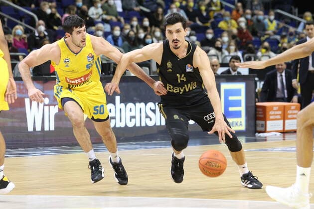 DEU, easyCredit BBL, ALBA vs Bayern Muenchen, 12 12 2021, Mercedes Benz Arena, Berlin, DEU, easyCredit BBL, ALBA vs Bayern Muenchen, in picture Yovel Zoosman ALBA Berlin 50 , Nihad Djedovic FC Bayern Muenchen 14 nordphotoxGmbHx xEngler nph00076