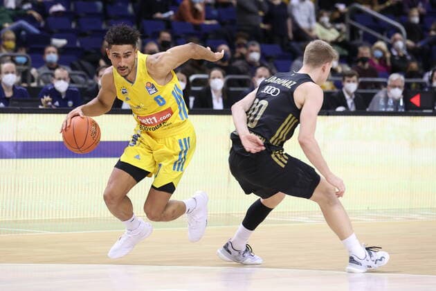 DEU, easyCredit BBL, ALBA vs Bayern Muenchen, 12 12 2021, Mercedes Benz Arena, Berlin, DEU, easyCredit BBL, ALBA vs Bayern Muenchen, in picture Maodo Lo ALBA Berlin 0 , Ognjen Jaramaz FC Bayern Muenchen 10 nordphotoxGmbHx xEngler nph00076