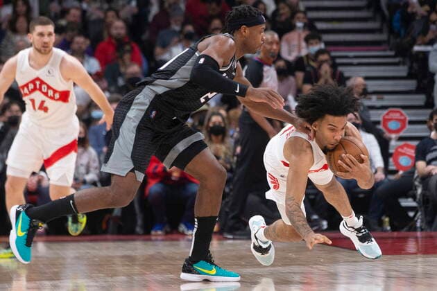 December 13, 2021, Toronto, ON, CANADA: Toronto Raptors Justin Champagnie, right, claims a loose ball in from of Sacramento Kings Buddy Hield during first half NBA, Basketball Herren, USA basketball action in Toronto, Monday, Dec. 13, 2021. Justin Champagnie; Buddy Hield - ZUMAc35_ 20211213_zaf_c35_092 Copyright: xChrisxYoungx