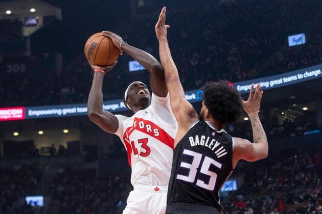 December 13, 2021, Toronto, ON, CANADA: Toronto Raptors Pascal Siakam, left, scores on Sacramento Kings Marvin Bagley III during first half NBA, Basketball Herren, USA basketball action in Toronto, Monday, Dec. 13, 2021. Pascal Siakam; Marvin Bagley III - ZUMAc35_ 20211213_zaf_c35_094 Copyright: xChrisxYoungx