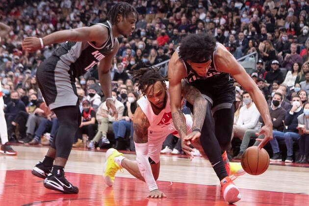 December 13, 2021, Toronto, ON, CANADA: Toronto Raptors Gary Trent Jr., centre, battles for a loose rebound with Sacramento Kings Marvin Bagley III, right, as Kings Davion Mitchell looks on during first half NBA, Basketball Herren, USA basketball action in Toronto, Monday, Dec. 13, 2021. Gary Trent Jr.; Marvin Bagley III ; Davion Mitchell - ZUMAc35_ 20211213_zaf_c35_099 Copyright: xChrisxYoungx