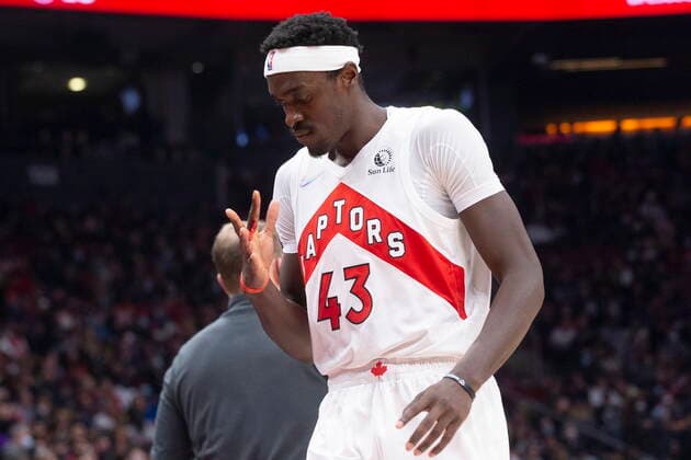 Sport Bilder des Tages December 13, 2021, Toronto, ON, CANADA: Toronto Raptors forward Pascal Siakam turns to the bench after cutting his hand during NBA, Basketball Herren, USA basketball action against Sacramento Kings, in Toronto, Monday, Dec. 13, 2021. Canada News - December 13, 2021 - ZUMAc35_ 20211213_zaf_c35_115 Copyright: xChrisxYoungx
