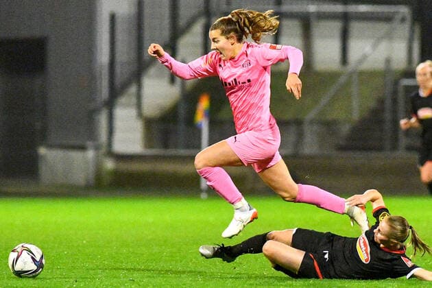 v li Carlotta Wamser SGS, 30 , Laura Donhauser FC Köln, 25 , Zweikampf, Duell, duel, tackle, tackling, Dynamik, Action, Aktion, 17 12 2021, Köln Deutschland , Fussball, Flyeralarm Frauen Bundesliga, 1 FC Köln SGS Essen, Fussball, Flyeralarm Frauen Bundesliga, 1 FC Köln SGS Essen, DFB DFL REGULATIONS PROHIBIT ANY USE OF PHOTOGRAPHS AS IMAGE SEQUENCES AND OR QUASI VIDEO xmhx