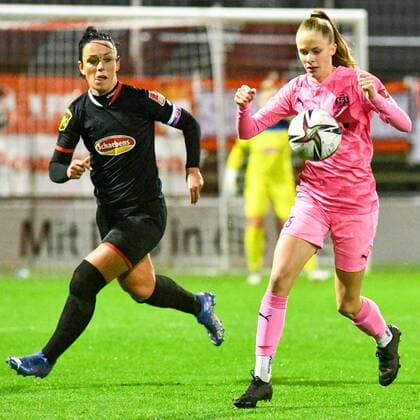 v li Peggy Kuznik FC Köln, 21 , Vivien Endemann SGS, 25 , Zweikampf, Duell, duel, tackle, tackling, Dynamik, Action, Aktion, 17 12 2021, Köln Deutschland , Fussball, Flyeralarm Frauen Bundesliga, 1 FC Köln SGS Essen, Fussball, Flyeralarm Frauen Bundesliga, 1 FC Köln SGS Essen, DFB DFL REGULATIONS PROHIBIT ANY USE OF PHOTOGRAPHS AS IMAGE SEQUENCES AND OR QUASI VIDEO xmhx