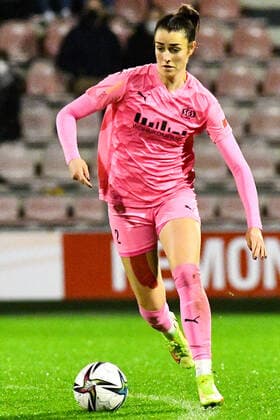 Selina Ostermeier SGS, 2 on the ball, game scene, crop, full body, single image, action, 17 12 2021, Cologne Germany , Football, Flyeralarm Frauen Bundesliga, 1 FC Köln SGS Essen, Football, Flyeralarm Frauen Bundesliga, 1 FC Köln SGS Essen, DFB DFL REGULATIONS PROHIBIT ANY USE OF PHOTOGRAPHS AS IMAGE SEQUENCES AND OR QUASI VIDEO xmhx