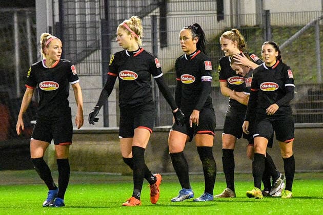 Laura Donhauser FC Köln, 25, 2 v r scored the goal to 2 0, goal, goal success, action, action, game scene, jubilate about a goal, jubilation, goal celebration, celebrate the goal, goal, celebration, jubilation about the goal, optimistic, action, action, 17 12 2021, Cologne Germany , Football, Flyeralarm Womens Bundesliga, 1 FC Köln SGS Essen, Football, Flyeralarm Womens Bundesliga, 1 FC Köln SGS Essen, DFB DFL REGULATES PROHIBIT ANY USE OF PHOTOGRAPHS AS IMAGE SEQUENCES AND OR QUASI VIDEO xmhx