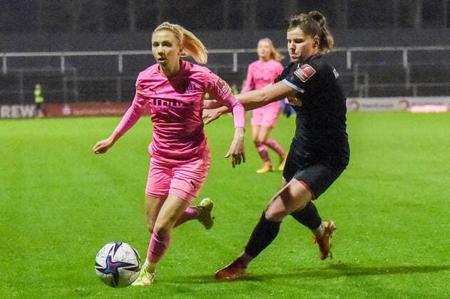 v li Maike Berentzen SGS, 13 , Adriana Achcinska FC Köln, 9 , Zweikampf, Duell, duel, tackle, tackling, Dynamik, Action, Aktion, 17 12 2021, Köln Deutschland , Fussball, Flyeralarm Frauen Bundesliga, 1 FC Köln SGS Essen, Fussball, Flyeralarm Frauen Bundesliga, 1 FC Köln SGS Essen, DFB DFL REGULATIONS PROHIBIT ANY USE OF PHOTOGRAPHS AS IMAGE SEQUENCES AND OR QUASI VIDEO xmhx