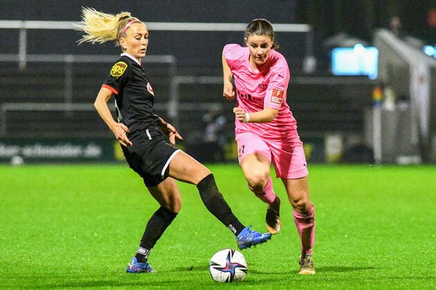 v li Mandy Islacker FC Köln, 8 , Katharina Piljic SGS, 27 , Zweikampf, Duell, duel, tackle, tackling, Dynamik, Action, Aktion, 17 12 2021, Köln Deutschland , Fussball, Flyeralarm Frauen Bundesliga, 1 FC Köln SGS Essen, Fussball, Flyeralarm Frauen Bundesliga, 1 FC Köln SGS Essen, DFB DFL REGULATIONS PROHIBIT ANY USE OF PHOTOGRAPHS AS IMAGE SEQUENCES AND OR QUASI VIDEO xmhx
