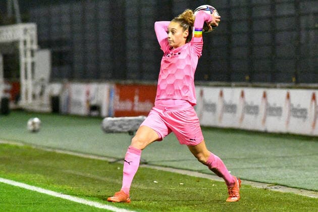 Jacqueline Meißner SGS, 16 at throw-in, on the ball, game scene, crop, full body, single picture, action, 17 12 2021, Cologne Germany , Football, Flyeralarm Frauen Bundesliga, 1 FC Köln SGS Essen, Football, Flyeralarm Frauen Bundesliga, 1 FC Köln SGS Essen, DFB DFL REGULATIONS PROHIBIT ANY USE OF PHOTOGRAPHS AS IMAGE SEQUENCES AND OR QUASI VIDEO xmhx