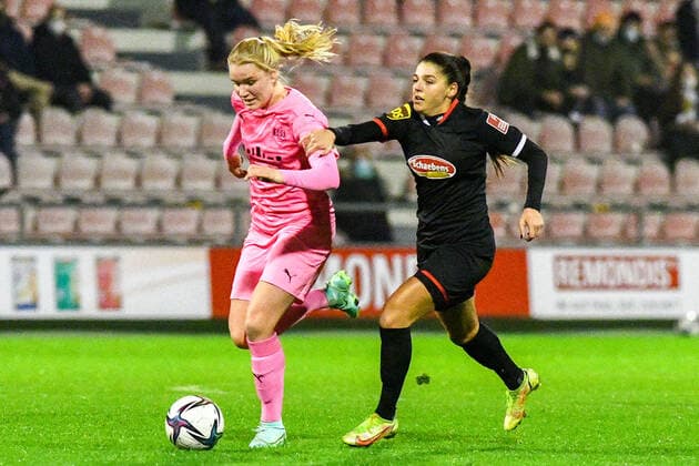v li Maike Berentzen SGS, 13 , Manjou Wilde FC Köln, 7 , Zweikampf, Duell, duel, tackle, tackling, Dynamik, Action, Aktion, 17 12 2021, Köln Deutschland , Fussball, Flyeralarm Frauen Bundesliga, 1 FC Köln SGS Essen, Fussball, Flyeralarm Frauen Bundesliga, 1 FC Köln SGS Essen, DFB DFL REGULATIONS PROHIBIT ANY USE OF PHOTOGRAPHS AS IMAGE SEQUENCES AND OR QUASI VIDEO xmhx
