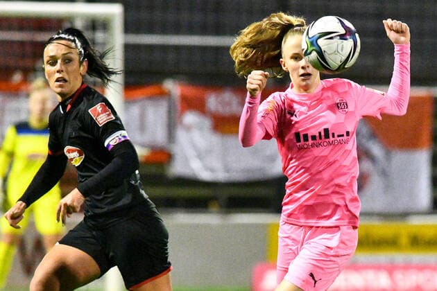 v li Peggy Kuznik FC Köln, 21 , Vivien Endemann SGS, 25 , Zweikampf, Duell, duel, tackle, tackling, Dynamik, Action, Aktion, 17 12 2021, Köln Deutschland , Fussball, Flyeralarm Frauen Bundesliga, 1 FC Köln SGS Essen, Fussball, Flyeralarm Frauen Bundesliga, 1 FC Köln SGS Essen, DFB DFL REGULATIONS PROHIBIT ANY USE OF PHOTOGRAPHS AS IMAGE SEQUENCES AND OR QUASI VIDEO xmhx