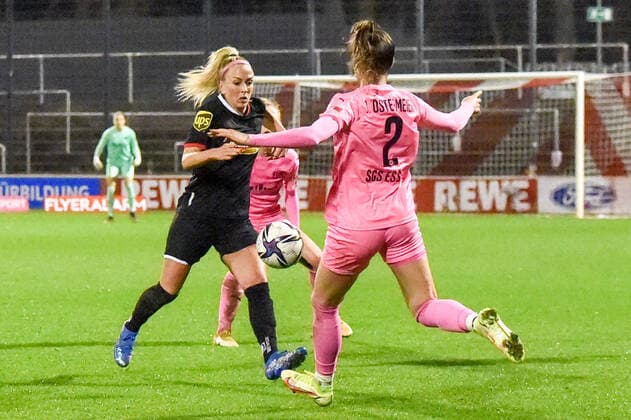 v li Mandy Islacker FC Köln, 8 , Selina Ostermeier SGS, 2 , Zweikampf, Duell, duel, tackle, tackling, Dynamik, Action, Aktion, 17 12 2021, Köln Deutschland , Fussball, Flyeralarm Frauen Bundesliga, 1 FC Köln SGS Essen, Fussball, Flyeralarm Frauen Bundesliga, 1 FC Köln SGS Essen, DFB DFL REGULATIONS PROHIBIT ANY USE OF PHOTOGRAPHS AS IMAGE SEQUENCES AND OR QUASI VIDEO xmhx