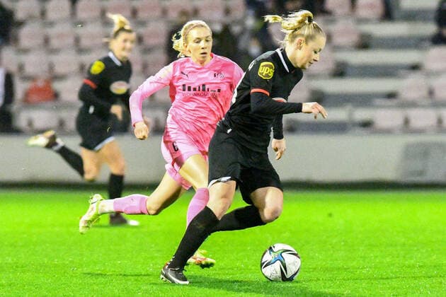 v li Elisa Senß SGS, 6 , Weronika Zawistowska FC Köln, 24 , Zweikampf, Duell, duel, tackle, tackling, Dynamik, Action, Aktion, 17 12 2021, Köln Deutschland , Fussball, Flyeralarm Frauen Bundesliga, 1 FC Köln SGS Essen, Fussball, Flyeralarm Frauen Bundesliga, 1 FC Köln SGS Essen, DFB DFL REGULATIONS PROHIBIT ANY USE OF PHOTOGRAPHS AS IMAGE SEQUENCES AND OR QUASI VIDEO xmhx