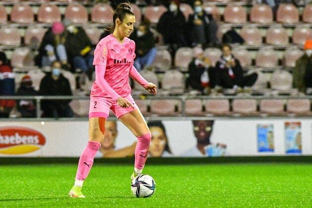 Selina Ostermeier SGS, 2 on the ball, game scene, crop, full body, single image, action, 17 12 2021, Cologne Germany , Football, Flyeralarm Frauen Bundesliga, 1 FC Köln SGS Essen, Football, Flyeralarm Frauen Bundesliga, 1 FC Köln SGS Essen, DFB DFL REGULATIONS PROHIBIT ANY USE OF PHOTOGRAPHS AS IMAGE SEQUENCES AND OR QUASI VIDEO xmhx