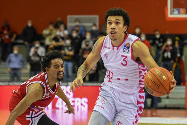 Jalen Tate, Tyson Ward 11 Spieltag, Basketball Bundesliga, Basketball season 2021 2022, Germany, easyCredit BBL, Germany, Giessen 46ers, giessen red, men, Jobstairs GIESSEN 46ers Telekom Baskets Bonn, men, Bonn in white