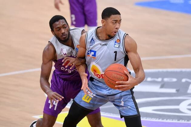 Jaren Lewis Merlins Crailsheim on the ball , Kamar Baldwin BG Goettingen L , Basketball, Bundesliga, BBL, BG Goettingen Hakro Merlins Crailsheim , 18 12 2021, BG Goettingen Hakro Merlins Crailsheim , Basketball, Bundesliga, GER, BBL, 18 12 2021 Goettingen Copyright: xEibner-Pressefotox-xRolandxSippelx