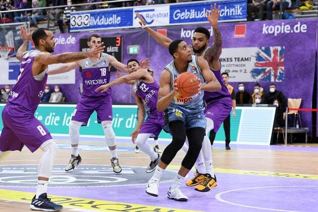 Jaren Lewis Merlins Crailsheim on the ball , Jeff Roberson BG Goettingen R, back , Harper Kamp BG Goettingen M, back , Akeem Vargas BG Goettingen L , Basketball, Bundesliga, BBL, BG Goettingen Hakro Merlins Crailsheim , 18 12 2021, BG Goettingen Hakro Merlins Crailsheim, Basketball, Bundesliga, GER, BBL, 18 12 2021 Goettingen Copyright: xEibner-Pressefotox-xRolandxSippelx