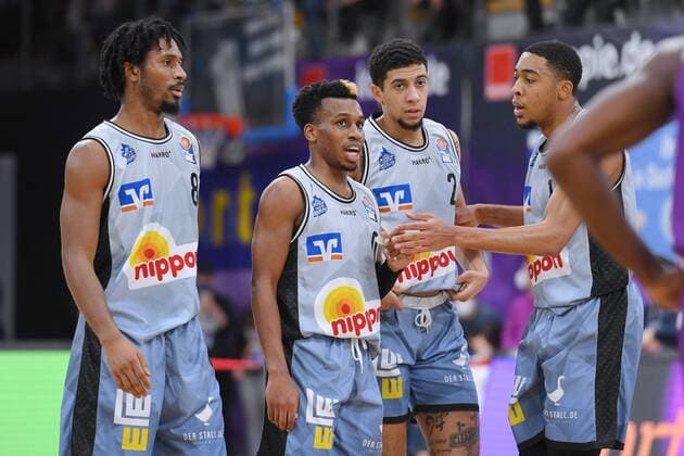 Terrell Harris Merlins Crailsheim , T J Shorts, Jared Savag, Jaren Lewis L R , Basketball, Bundesliga, BBL, BG Goettingen Hakro Merlins Crailsheim , 18 12 2021, BG Goettingen Hakro Merlins Crailsheim , Basketball, Bundesliga, GER, BBL, 18 12 2021 Goettingen Copyright: xEibner-Pressefotox-xRolandxSippelx