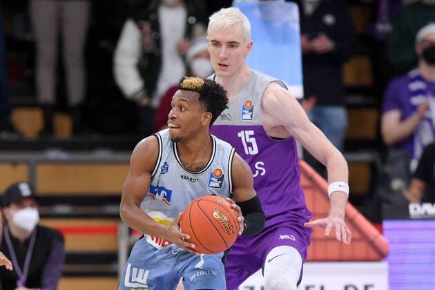 T J Shorts Merlins Crailsheim on the ball , Philipp Hartwich BG Goettingen back , Basketball, Bundesliga, BBL, BG Goettingen Hakro Merlins Crailsheim , 18 12 2021, BG Goettingen Hakro Merlins Crailsheim, Basketball, Bundesliga, GER, BBL, 18 12 2021 Goettingen Copyright: xEibner-Pressefotox-xRolandxSippelx
