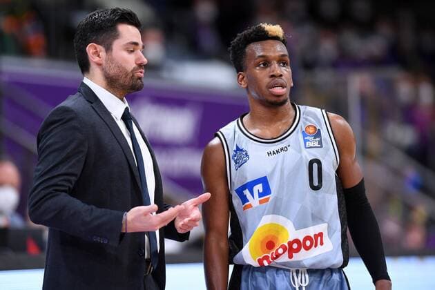 Sebastian Gleim coach, head coach Merlins Crailsheim and T J Shorts R discuss , Basketball, Bundesliga, BBL, BG Goettingen Hakro Merlins Crailsheim , 18 12 2021, BG Goettingen Hakro Merlins Crailsheim, Basketball, Bundesliga, GER, BBL, 18 12 2021 Goettingen Copyright: xEibner-Pressefotox-xRolandxSippelx