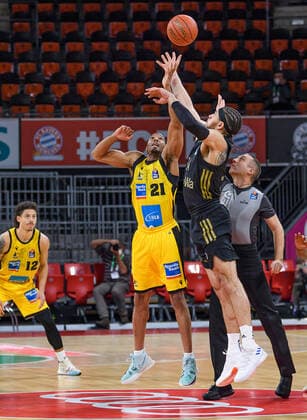Tremmell Darden MHP Riesen Ludwigsburg, 21 and Gavin Schilling FC Bayern Muenchen Basketball, 34 FC Bayern Muenchen vs MHP Riesen Ludwigsburg, Basketball, BBL, Matchday 11, Season 2021 2022, 19 12 2021 FC Bayern Muenchen vs MHP Riesen Ludwigsburg, Basketball, BBL, Matchday 11, Season 2021 2022, 19 12 2021 Muenchen. Copyright: xEibnerxPressefotox xHeikexFeinerx EP_EER