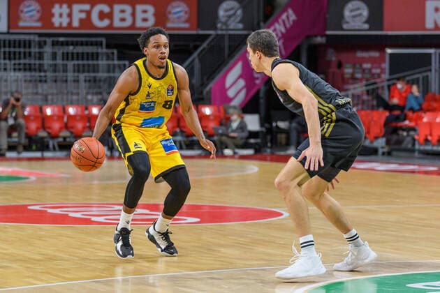 James Woodard MHP Riesen Ludwigsburg, 8 vs Vladimir Lucic FC Bayern Muenchen Basketball, 11 FC Bayern Muenchen vs MHP Riesen Ludwigsburg, Basketball, BBL, Matchday 11, Season 2021 2022, 19 12 2021 FC Bayern Muenchen vs MHP Riesen Ludwigsburg, Basketball, BBL, Matchday 11, Season 2021 2022, 19 12 2021 Muenchen. Copyright: xEibnerxPressefotox xHeikexFeinerx EP_EER