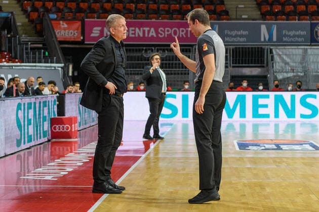 John Patrick Headcoach, MHP Riesen Ludwigsburg gets an announcement from the referee FC Bayern Muenchen vs MHP Riesen Ludwigsburg, Basketball, BBL, 11 Spieltag, Saison 2021 2022, 19 12 2021 FC Bayern Muenchen vs MHP Riesen Ludwigsburg, Basketball, BBL, 11 Spieltag, Saison 2021 2022, 19 12 2021 Muenchen Copyright: xEibnerxPressefotox xHeikexFeinerx EP_EER
