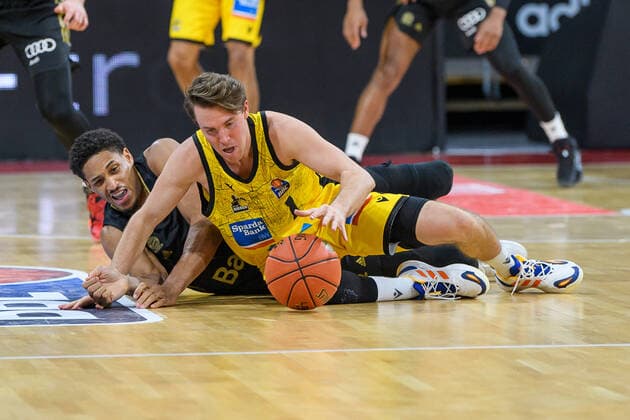 Augustine Rubit FC Bayern Muenchen Basketball, 21 and Jordan Hulls MHP Riesen Ludwigsburg, 1 FC Bayern Muenchen vs MHP Riesen Ludwigsburg, Basketball, BBL, Matchday 11, Season 2021 2022, 19 12 2021 FC Bayern Muenchen vs MHP Riesen Ludwigsburg, Basketball, BBL, Matchday 11, Season 2021 2022, 19 12 2021 Munich. Copyright: xEibnerxPressefotox xHeikexFeinerx EP_EER