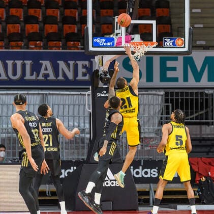 Tremmell Darden MHP Riesen Ludwigsburg, 21 while shooting against Deshaun Thomas FC Bayern Muenchen Basketball, 1 FC Bayern Muenchen vs MHP Riesen Ludwigsburg, Basketball, BBL, 11 Spieltag, Saison 2021 2022, 19 12 2021 FC Bayern Muenchen vs MHP Riesen Ludwigsburg, Basketball, BBL, 11 Spieltag, Saison 2021 2022, 19 12 2021 Muenchen Copyright: xEibnerxPressefotox xHeikexFeinerx EP_EER