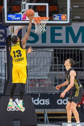 Yorman Polas Bartolo MHP Riesen Ludwigsburg, 13 at the basket, right Vladimir Lucic FC Bayern Muenchen Basketball, 11 FC Bayern Muenchen vs MHP Riesen Ludwigsburg, Basketball, BBL, 11 Matchday, Season 2021 2022, 19 12 2021 FC Bayern Muenchen vs MHP Riesen Ludwigsburg, Basketball, BBL, 11 Matchday, Season 2021 2022, 19 12 2021 Muenchen Copyright: xEibnerxPressefotox xHeikexFeinerx EP_EER