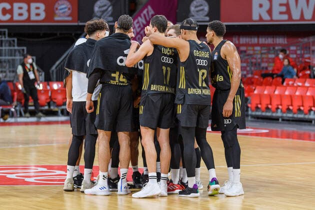 Bayern players circle after the win with just over two seconds remaining in the FC Bayern Muenchen vs MHP Riesen Ludwigsburg, Basketball, BBL, 11 Spieltag, Saison 2021 2022, 19 12 2021 FC Bayern Muenchen vs MHP Riesen Ludwigsburg, Basketball, BBL, 11 Spieltag, Saison 2021 2022, 19 12 2021 Muenchen Copyright: xEibnerxPressefotox xHeikexFeinerx EP_EER